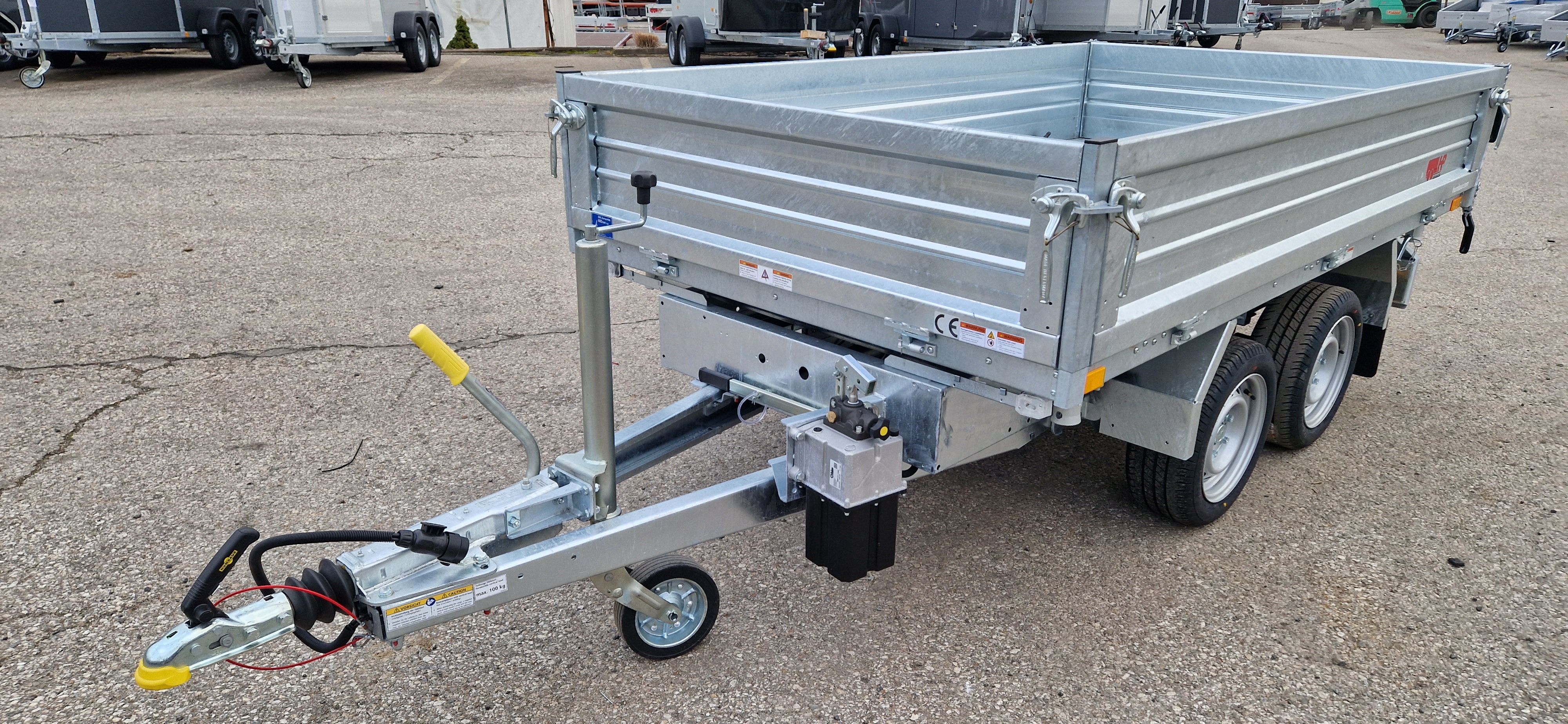 PKW-Anhänger, Dreiseitenkipper, Humbaur HTK 2700.27 mit Stahlbordwänden und Handpumpe oder wahlweise E-Kombipumpe, 2700 kg GG